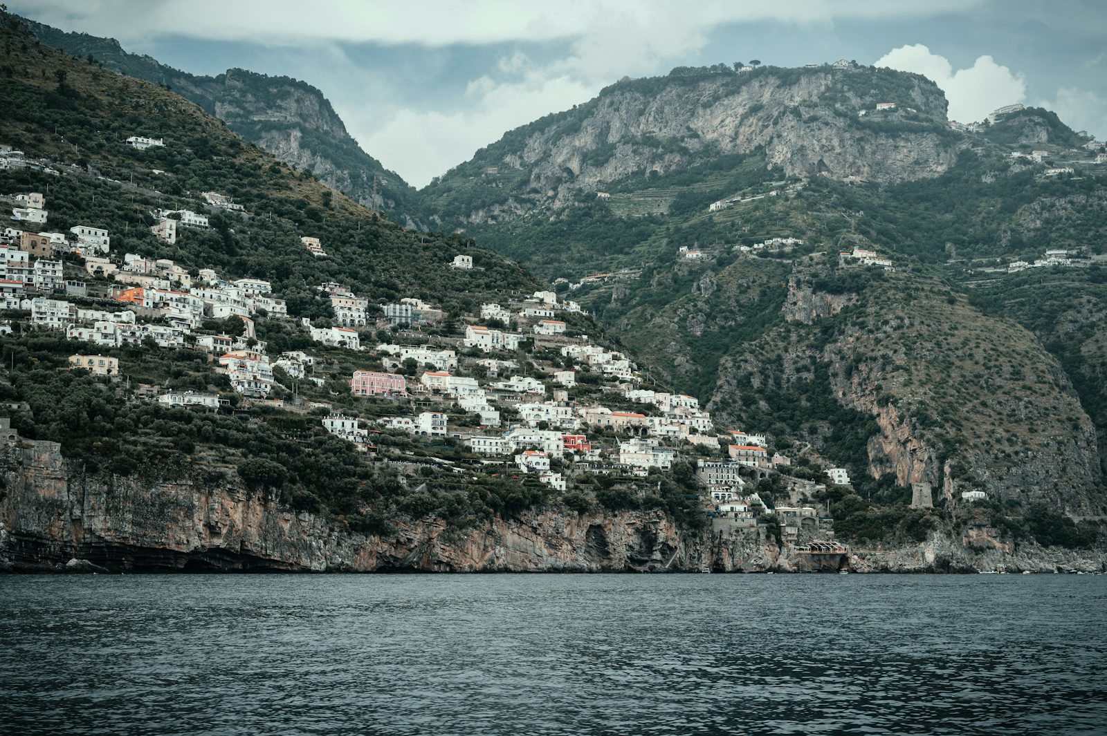 Case affacciate sul mare lungo la costa italiana