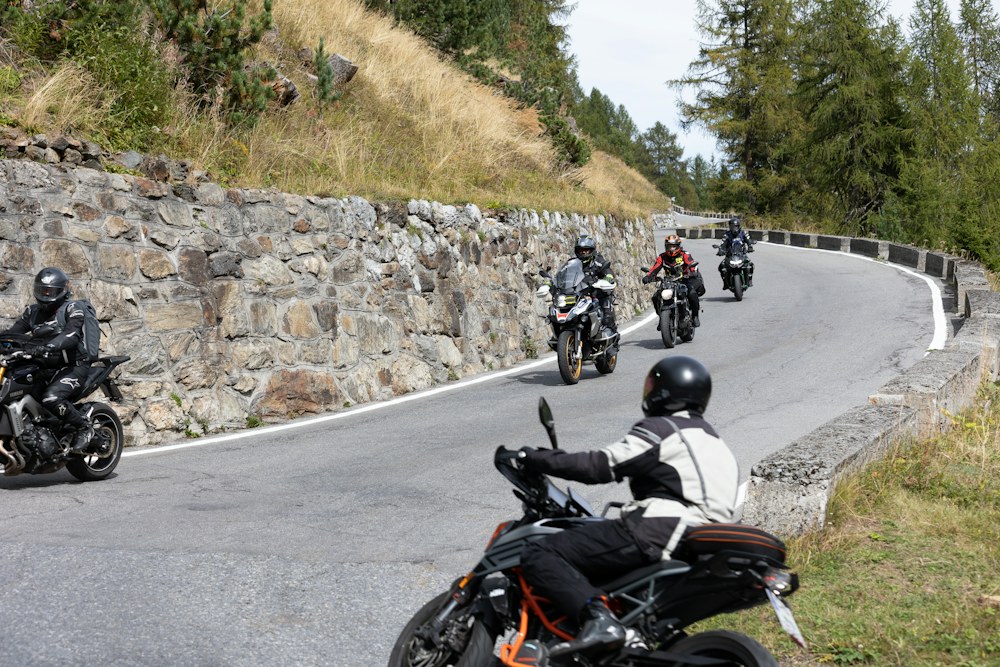 Motociclisti su una strada di montagna del Passo dello Stelvio.