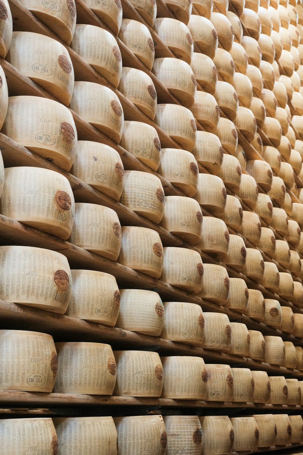 Forme di formaggio in stagionatura: immagine di repertorio.