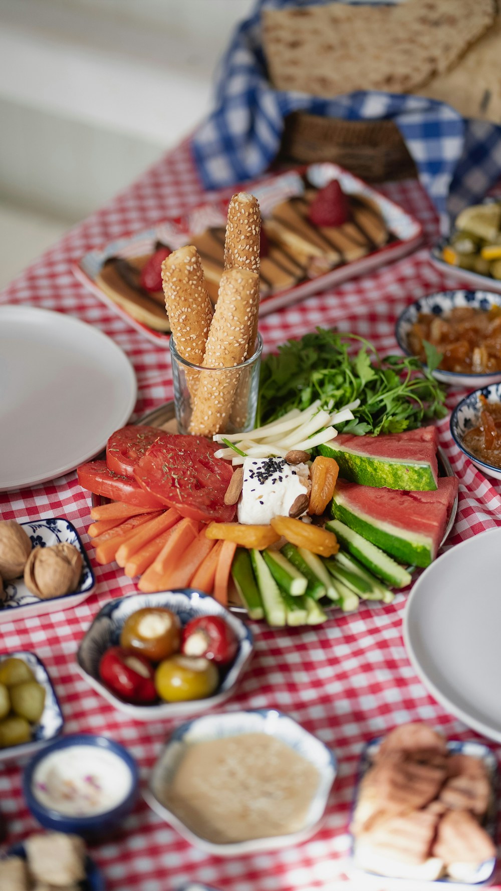 Una tavola imbandita: immagine di repertorio culinaria.