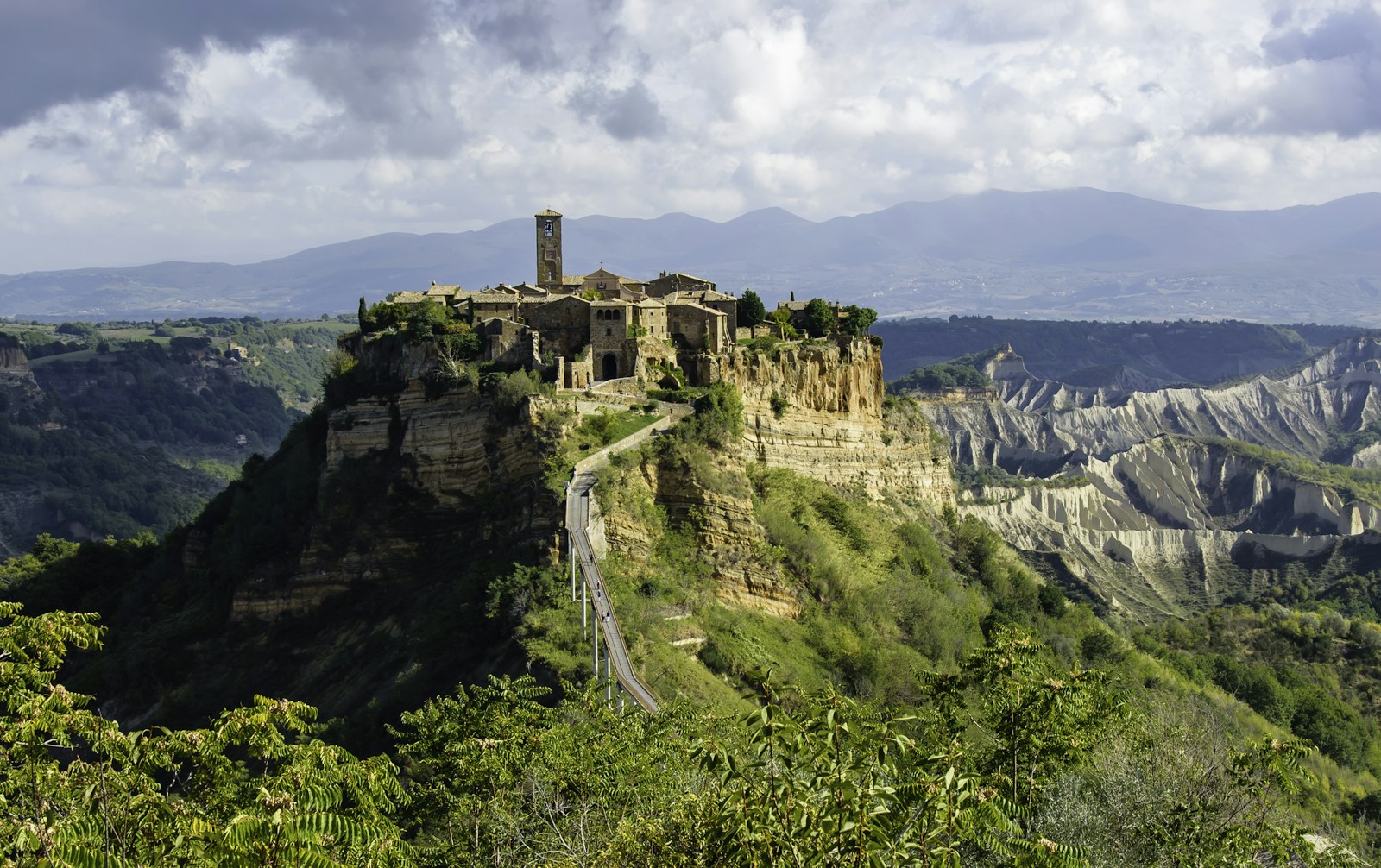 Le case di tufo sul margine dell’altopiano.
