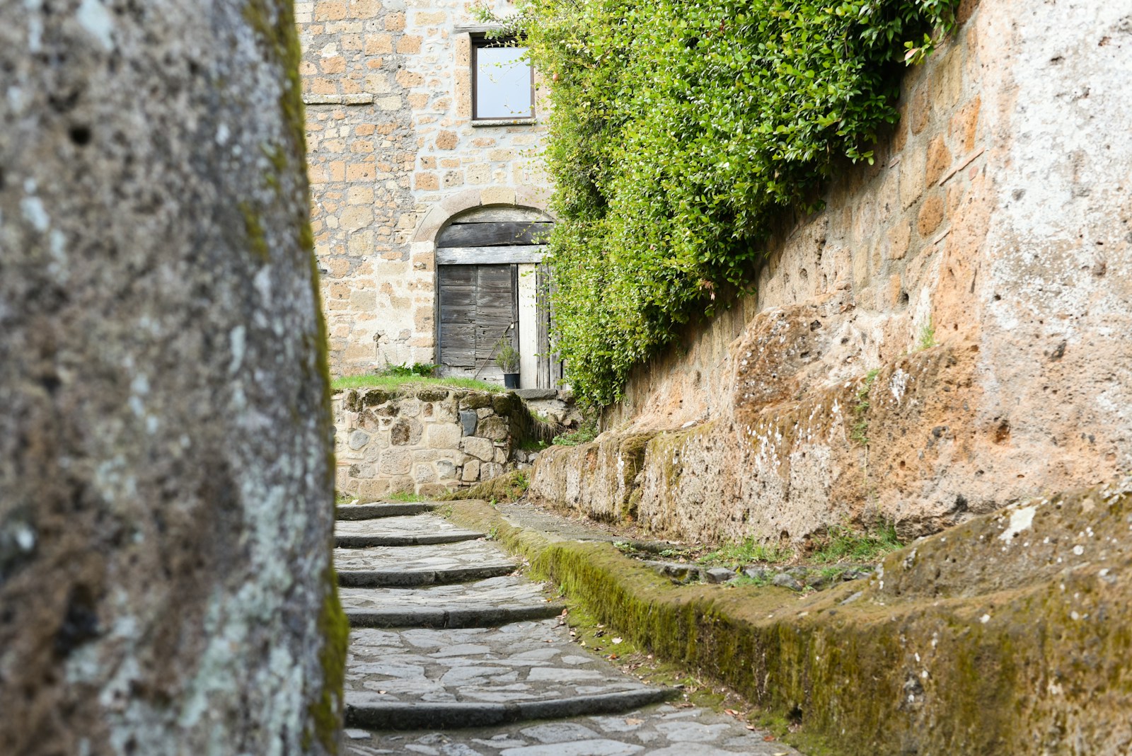 Un vicolo e le scale in pietra del borgo.