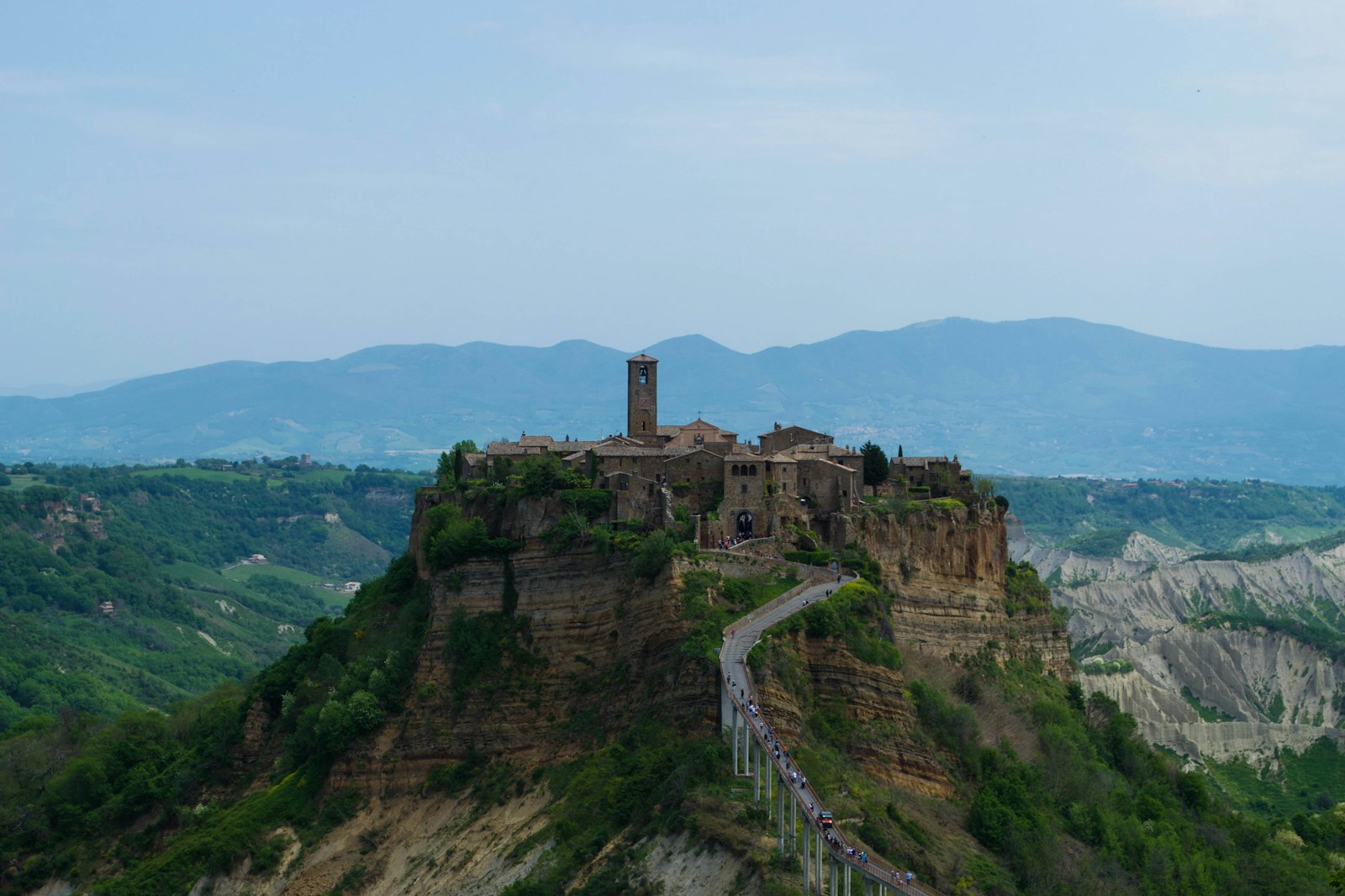 Il profilo di Civita emerge dai calanchi.