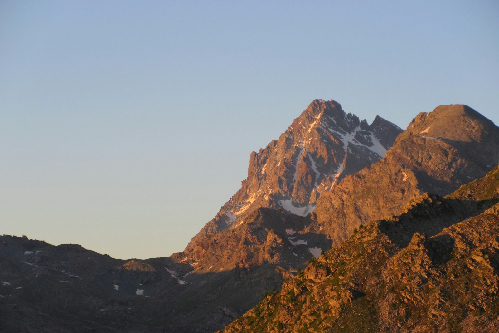 Il Monviso visto da Oncino, nella stessa valle alpina.