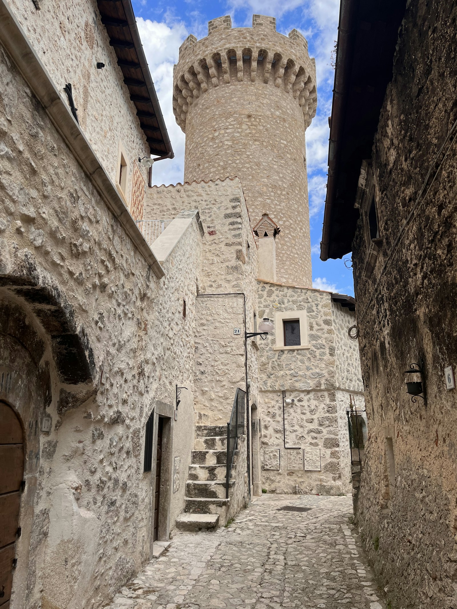 Una torre e gli edifici in pietra del centro storico.