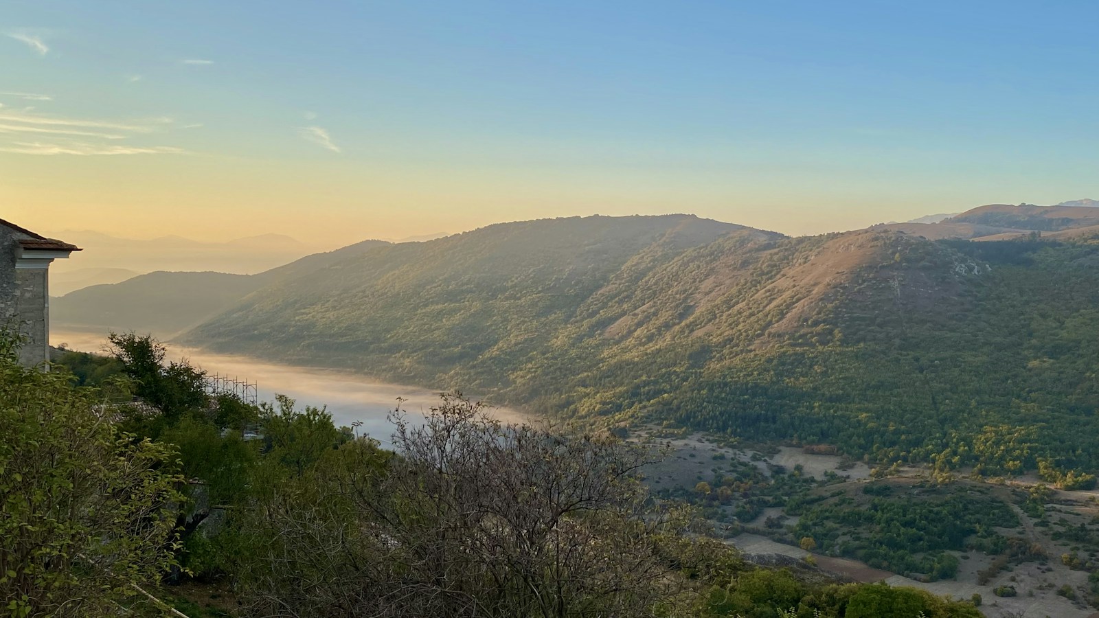 Il paesaggio montano intorno a Santo Stefano di Sessanio.