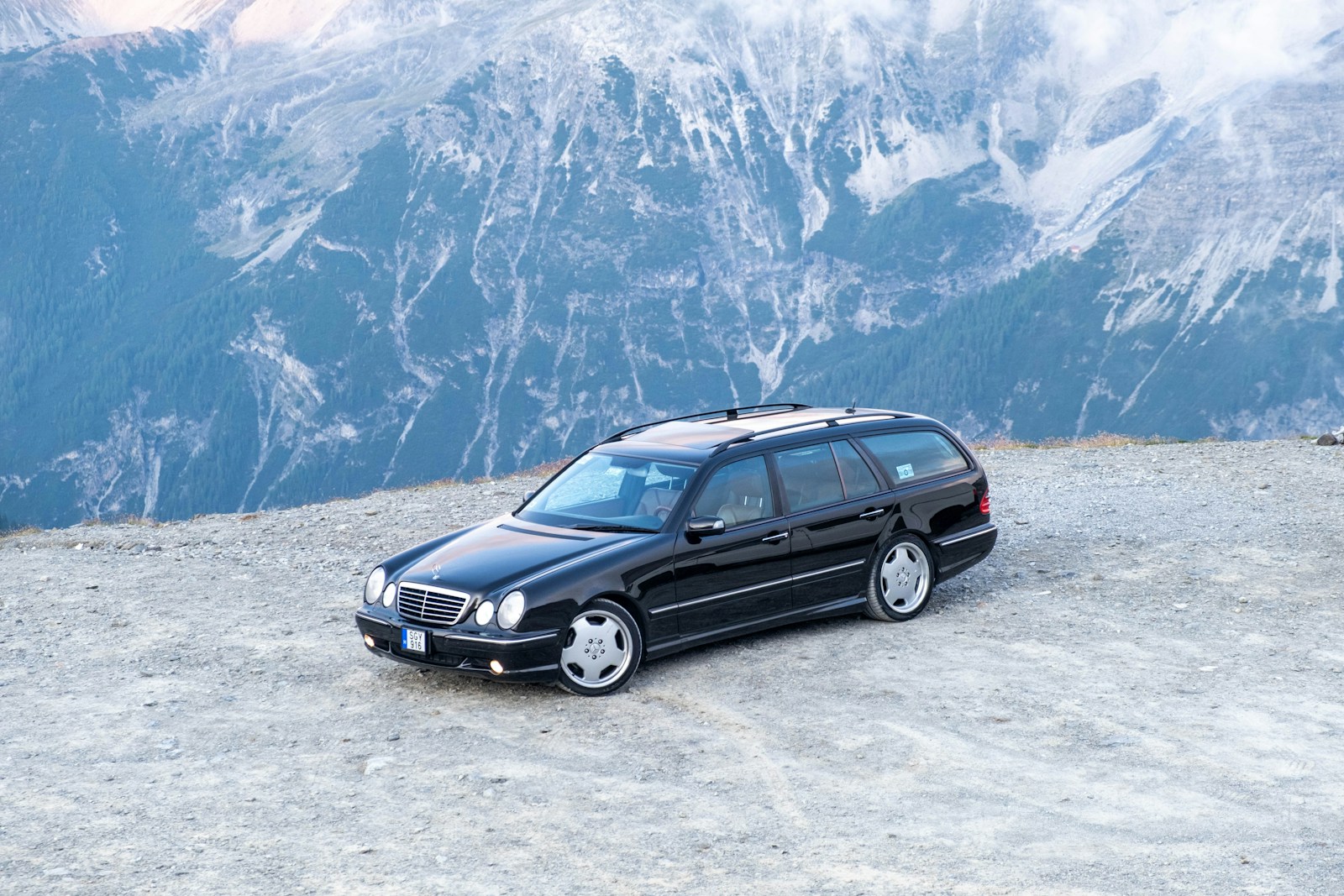 Una sosta panoramica in auto al Passo dello Stelvio.