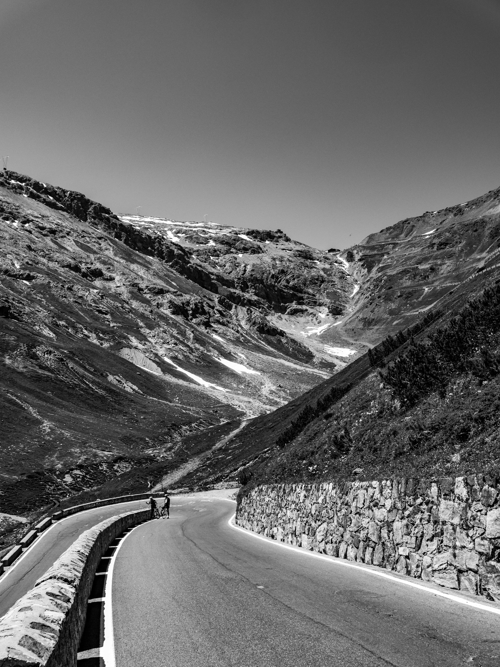 La strada del passo, fotografata dal versante montano.